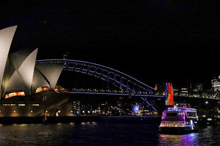 Sydney: Vivid Sydney Sightseeing Wirawi Cruise with Sky Story Projection & Cultural Ceremony