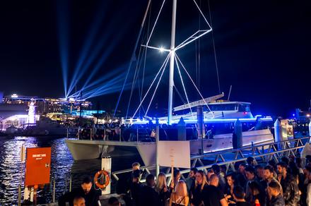 See the Bright Lights of Vivid on a Sydney Harbour Cruise with Drinks!