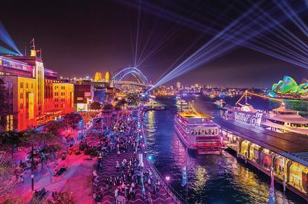 Sydney: Two-Hour Evening Vivid Sydney Cruise with Standing Buffet in Sydney Harbour