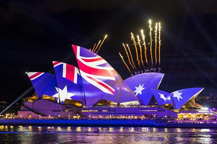 Sydney: New Year's Eve Sydney Harbour Fireworks Cruise with Buffet Dinner, Canapes & Free-Flowing Drinks