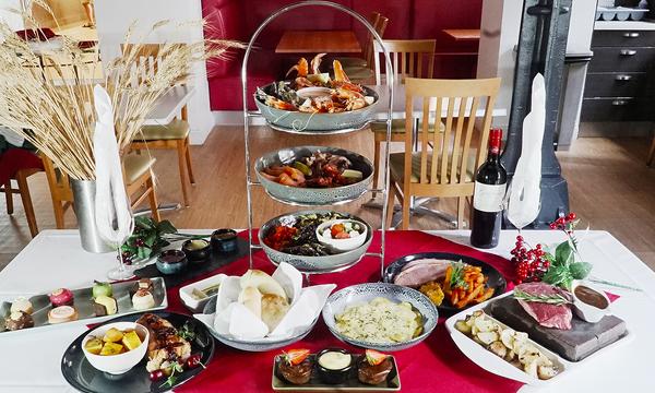 Christmas Time Seafood Table Feast with Wine in Darling Harbour