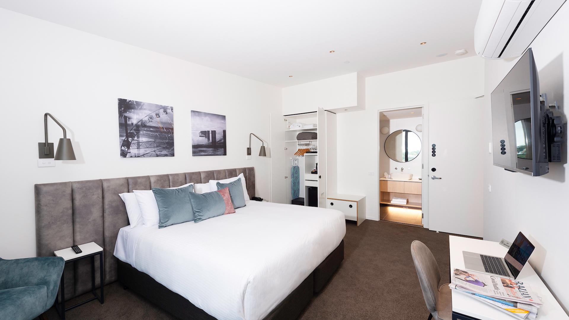 Grand Opening Luxe Waterfront Geelong Escape with Daily Breakfast