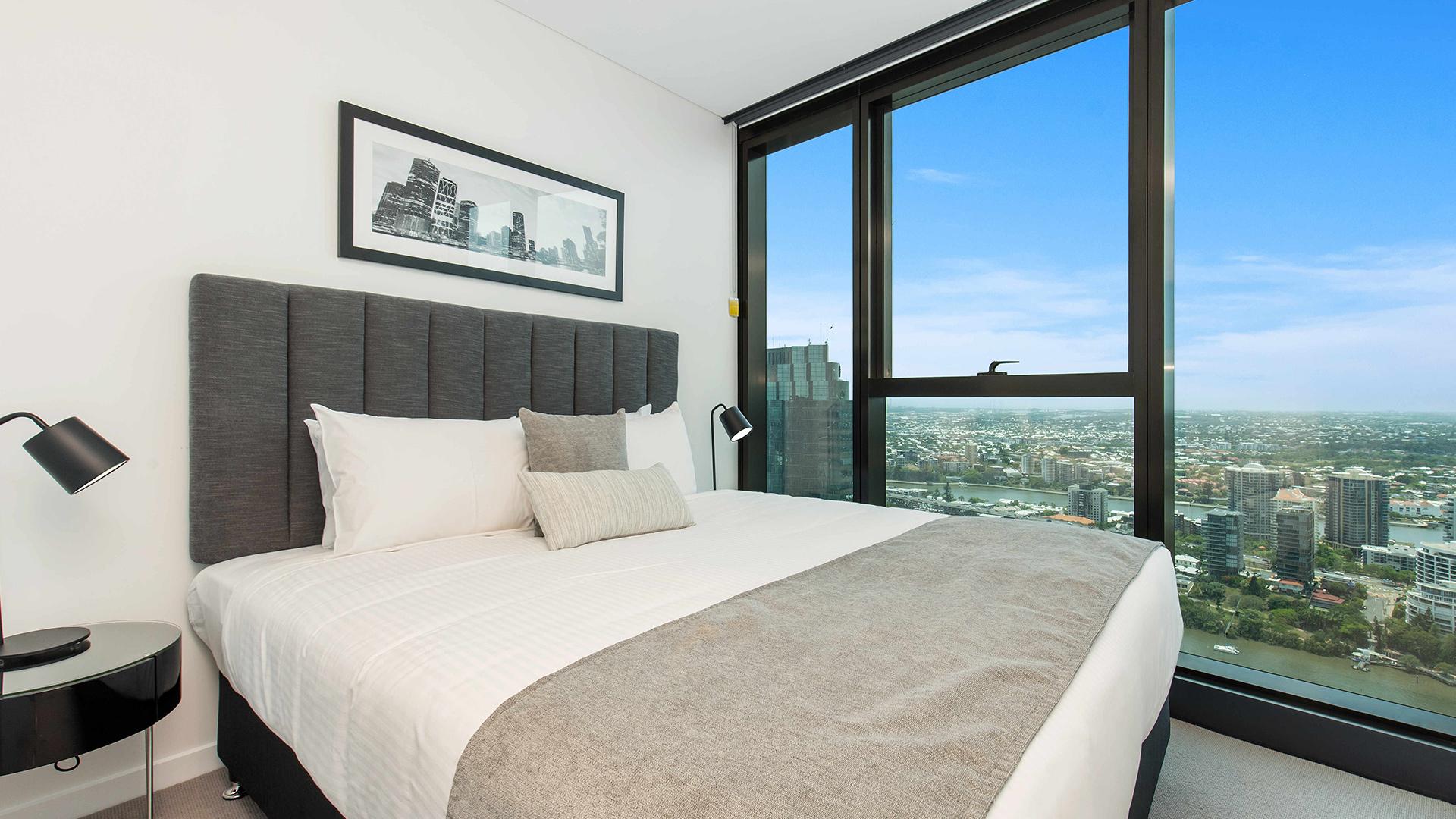 SkyHigh Brisbane Apartment with Breathtaking Views & Wine