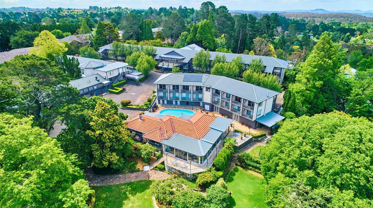 Heritage Blue Mountains Retreat near Katoomba with Daily Breakfast & Parking