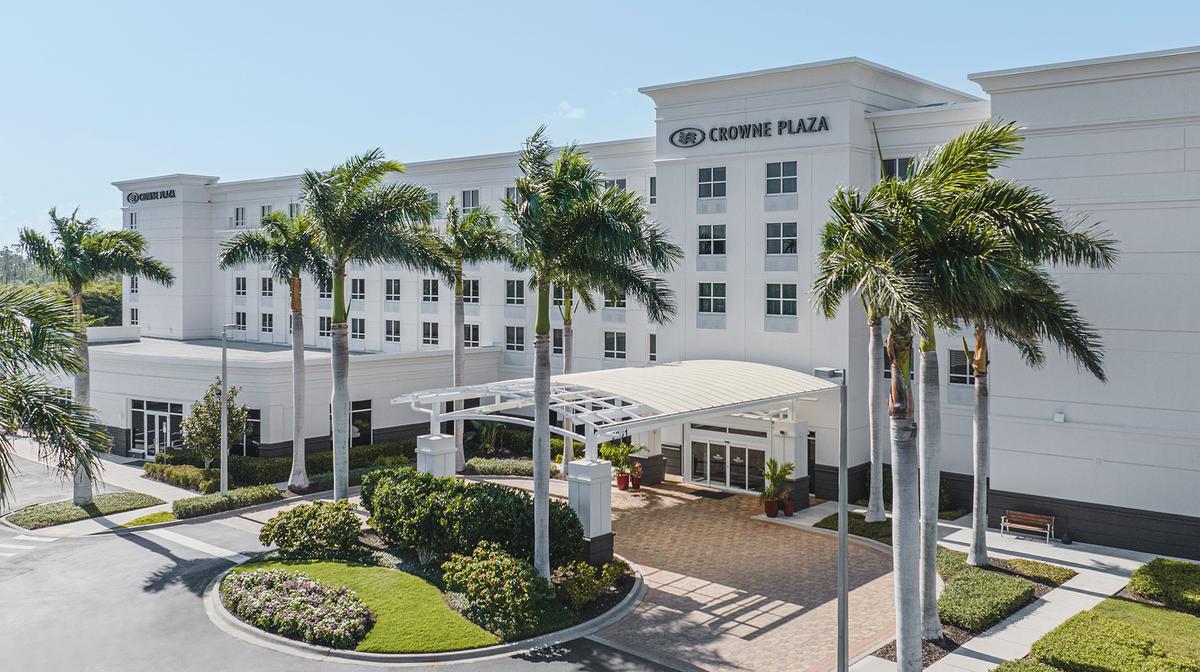 Comfortable Fort Myers Hotel with Onsite Restaurant, Outdoor Pool & Lakeside Patio 
