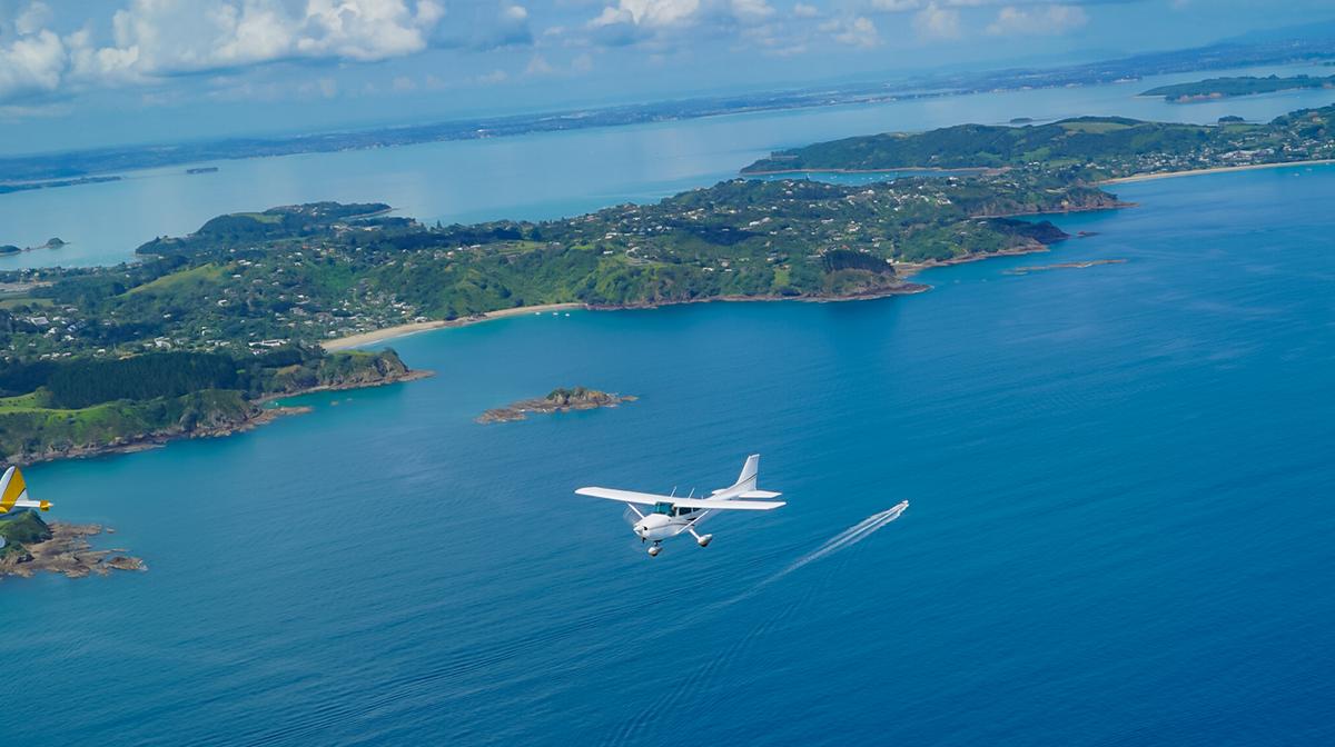 Auckland: 3.5-Hour Scenic Flight over Hauraki Gulf with Three-Course Meal & Wine Tasting