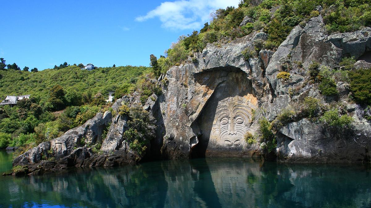 Taupō: 90-Minute Morning Ngātoroirangi Scenic Māori Rock Carving Cruise with Muffin & Hot Drink