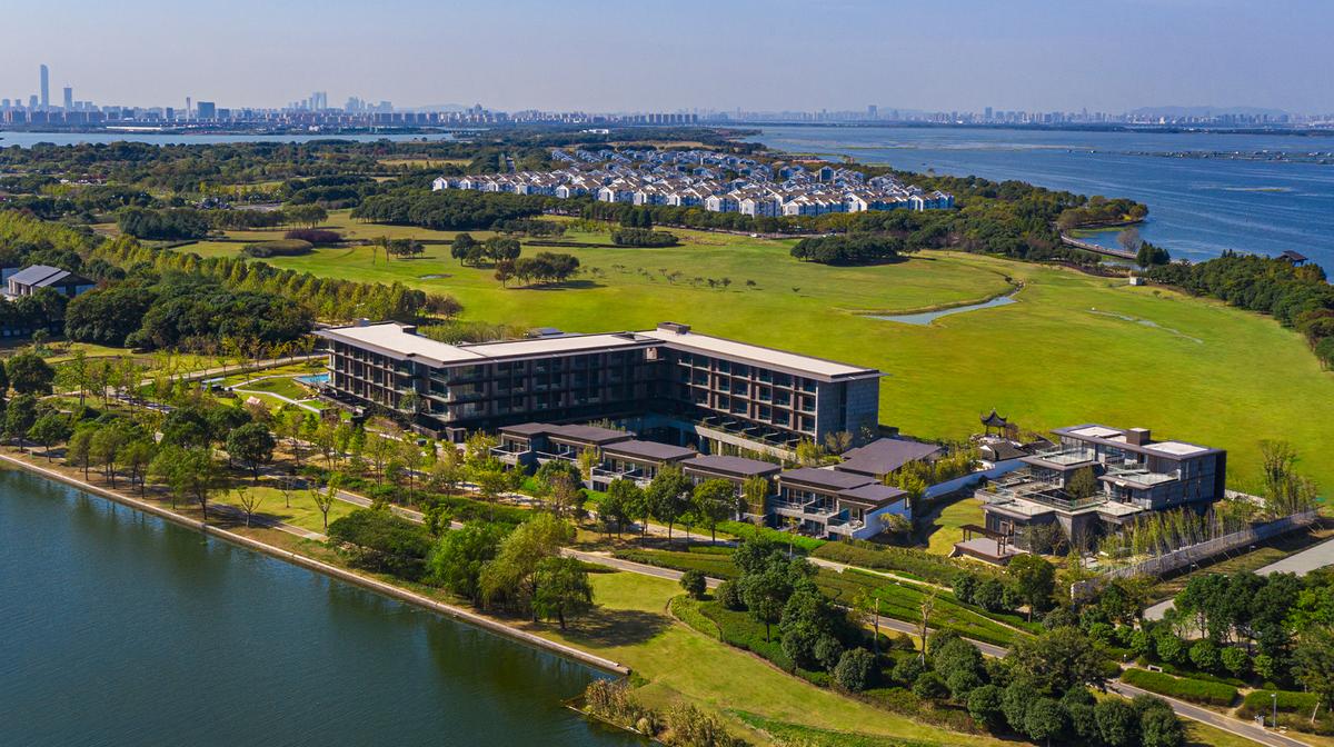 Serene Suzhou Stay at Yangcheng Lake