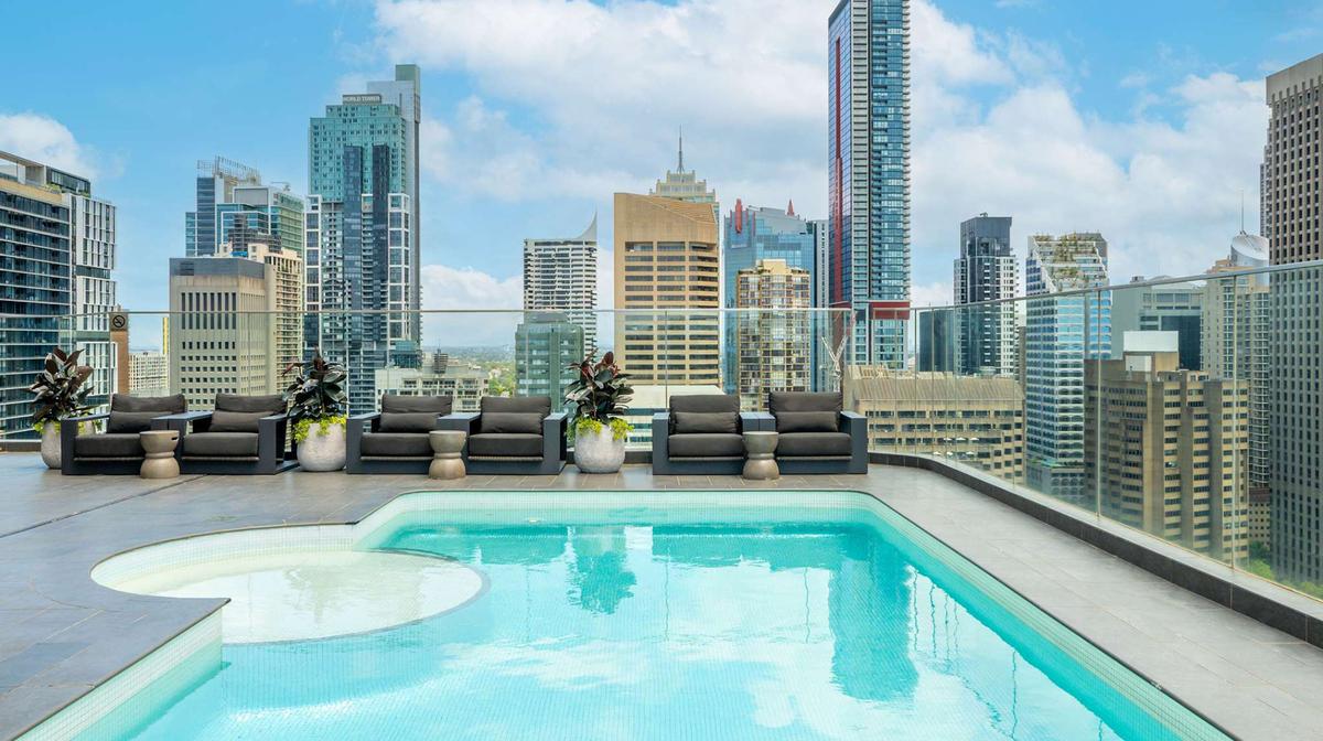 Sydney Glamour near Hyde Park with Rooftop Pool, Daily Breakfast, Nightly Drinks & Complimentary Parking