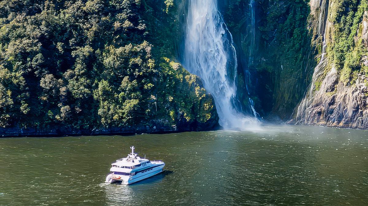 Queenstown: Full-Day Milford Sound Adventure with National Park Coach Tour, Boat Cruise & Lunch