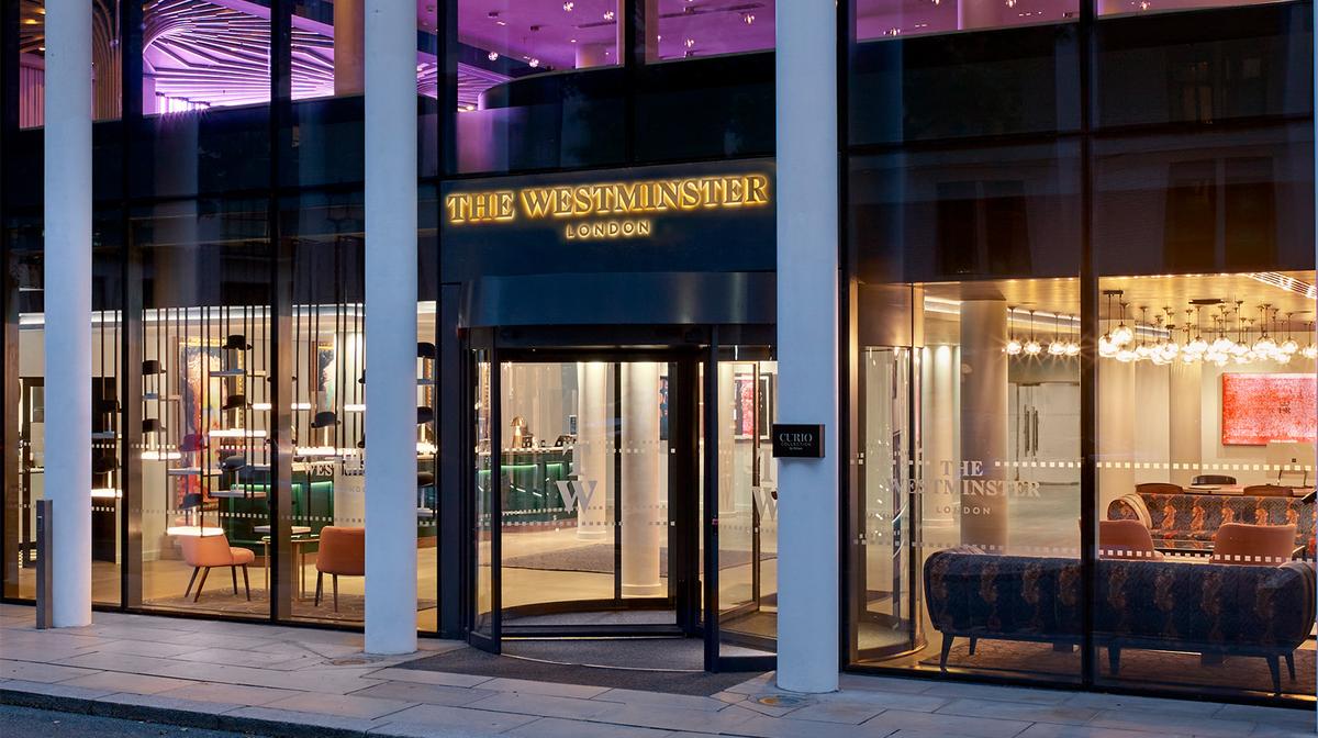 Sophisticated Central London Stay near Buckingham Palace with Daily Breakfast