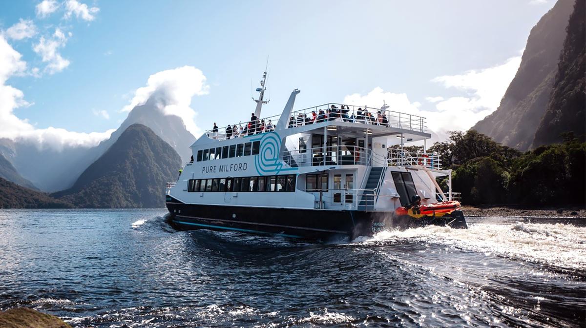 Te Anau: Full-Day Milford Sound Adventure with National Park Coach Tour, Boat Cruise & Lunch