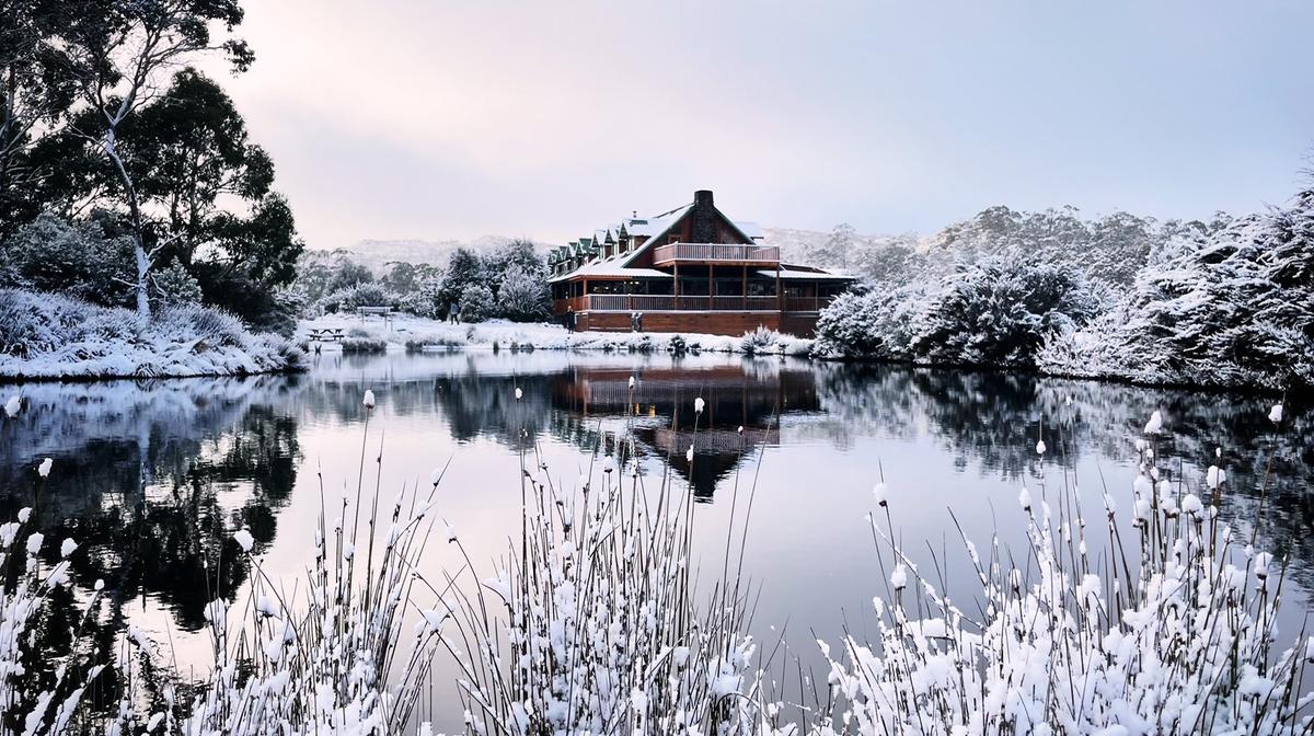 Peppers Cradle Mountain Picturesque Nature Retreat within World Heritage-Listed Tasmanian Wilderness with Daily Breakfast