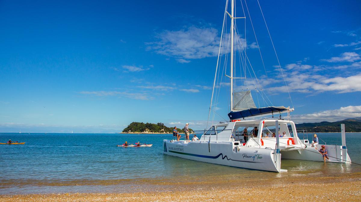 Abel Tasman National Park: Full-Day Sea-Kayaking, Scenic Stroll & Sailing Adventure 