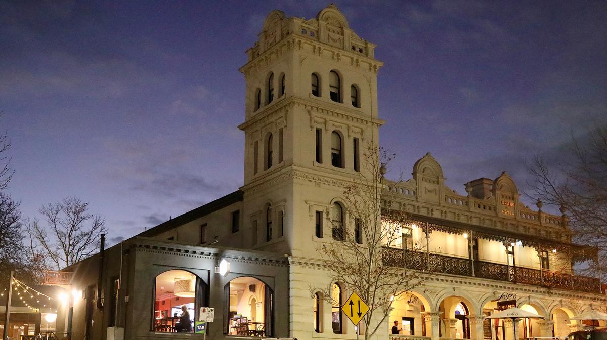 Boutique Yarra Valley Heritage Escape with Daily Breakfast & Nightly Drinks