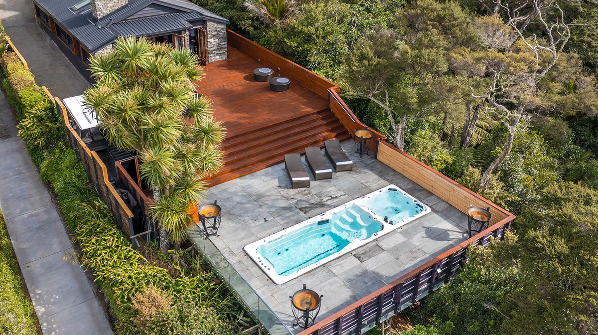 Luxury Auckland Bush Lodge Retreat with Daily Private Chef Brunch, Outdoor Spa & Sauna