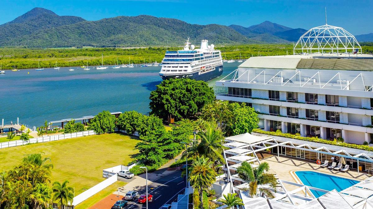 Cairns Ultimate 5-Star Escape: Seaside Luxury with Rooftop Pool, Daily Breakfast & Nightly Drinks