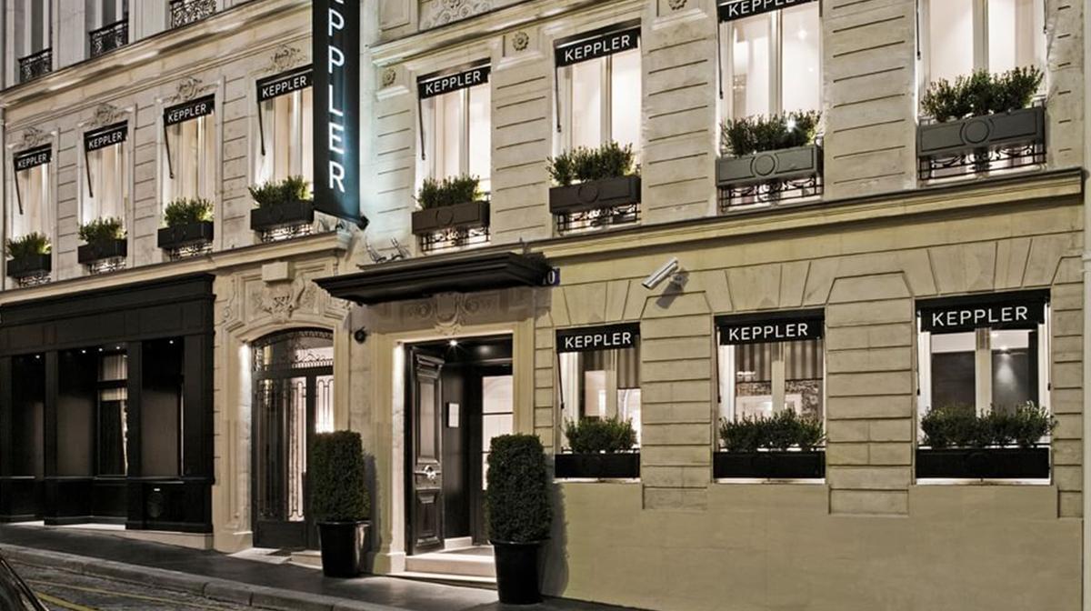 Parisian Glamour near the Champs Elysees with Onsite Bar & Restaurant