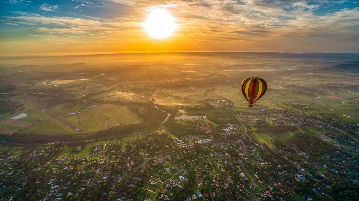 Camden: Scenic Sunrise Balloon Flight & Breakfast over Camden Valley