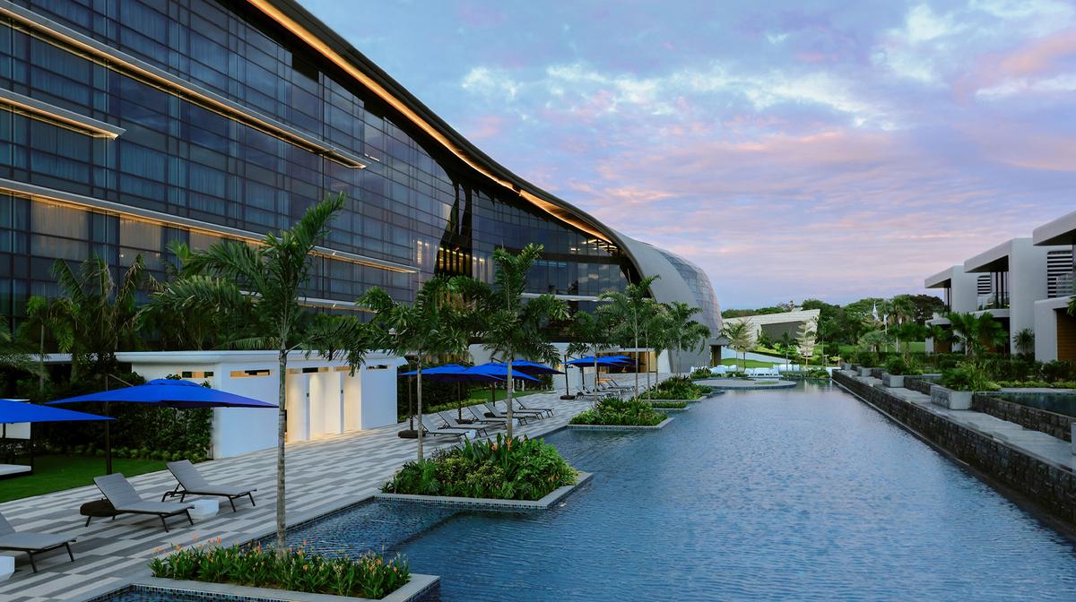 Singapore Award-Winning Resort Luxury with Daily Breakfast & Nightly Free-Flow Drinks