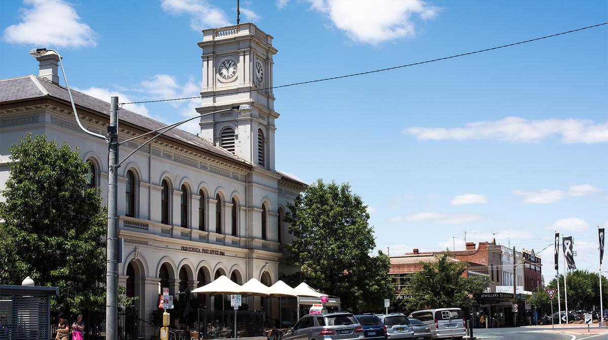 Cosy Port of Echuca Mercure Stay with Daily Breakfast 