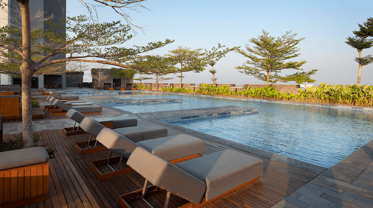 Sky-High Central Java Elegance with Rooftop Bar, Daily Breakfast & Sky Lounge Access