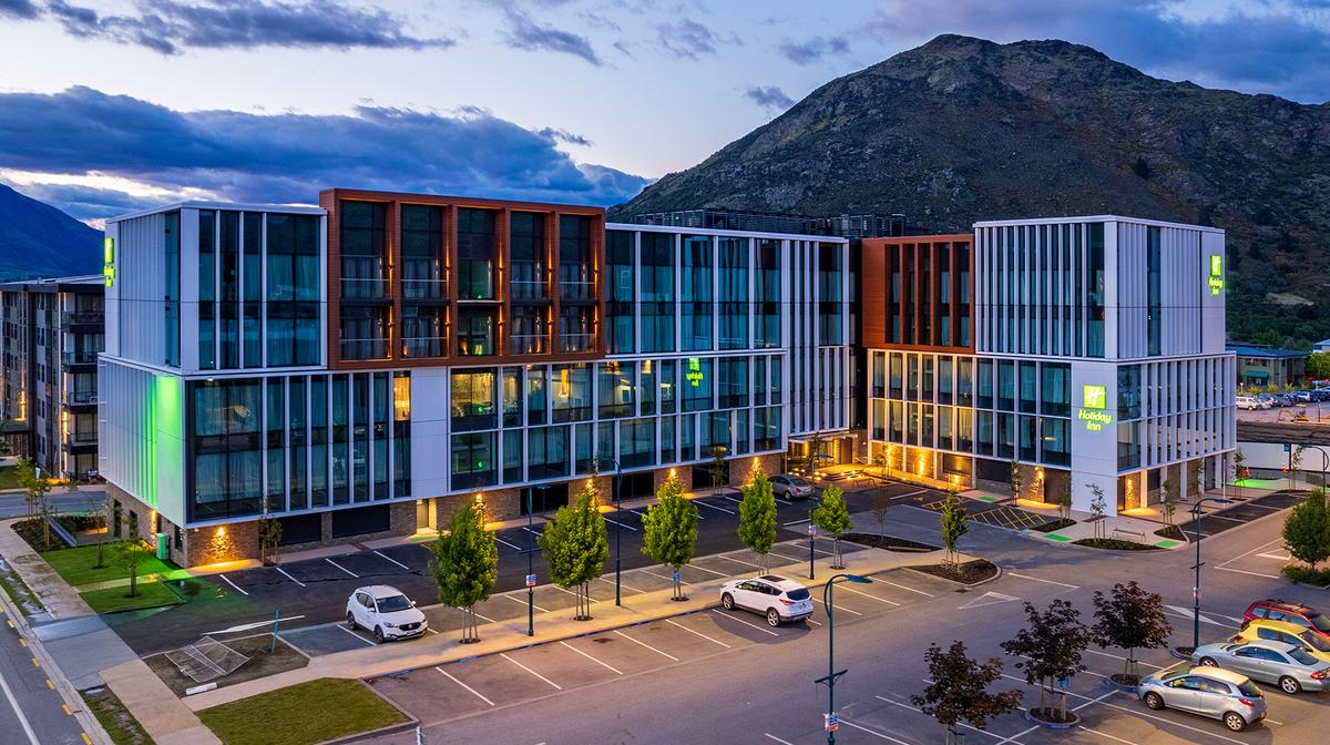 Contemporary Queenstown Remarkables Retreat with Upscale Restaurant & Bar