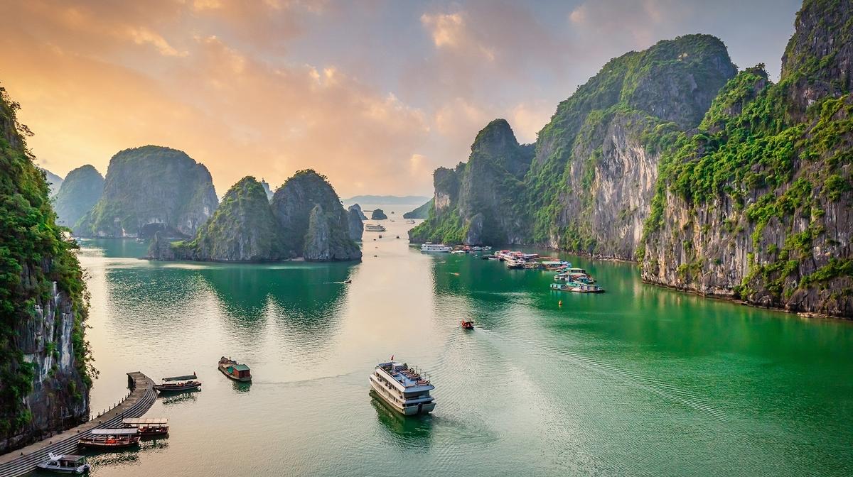 Vietnam Highlights Tour from Ho Chi Minh City to Hanoi with Domestic Flights, Ha Long Bay Cruise, Hoi An & Cu Chi Tunnels