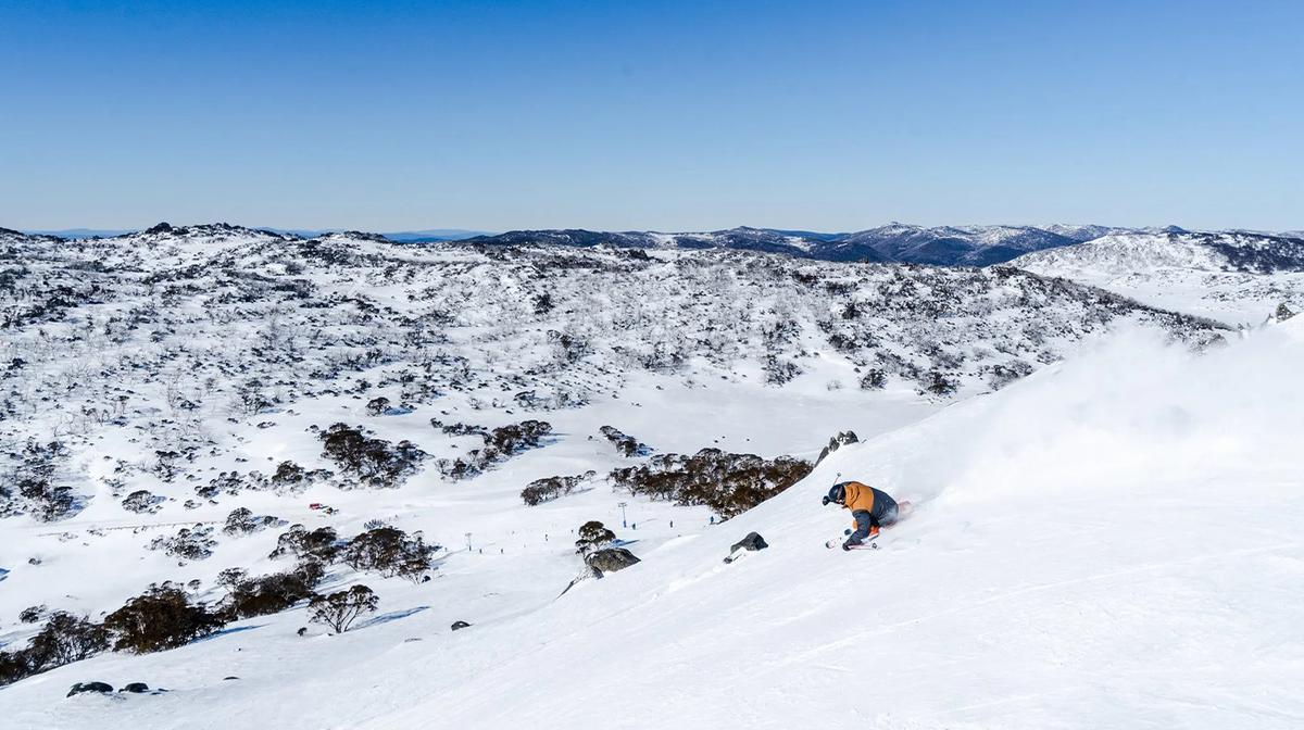 Sydney: Full-Day Perisher Ski Resort Visit with Discounted Equipment Hire & Overnight Return Transfers