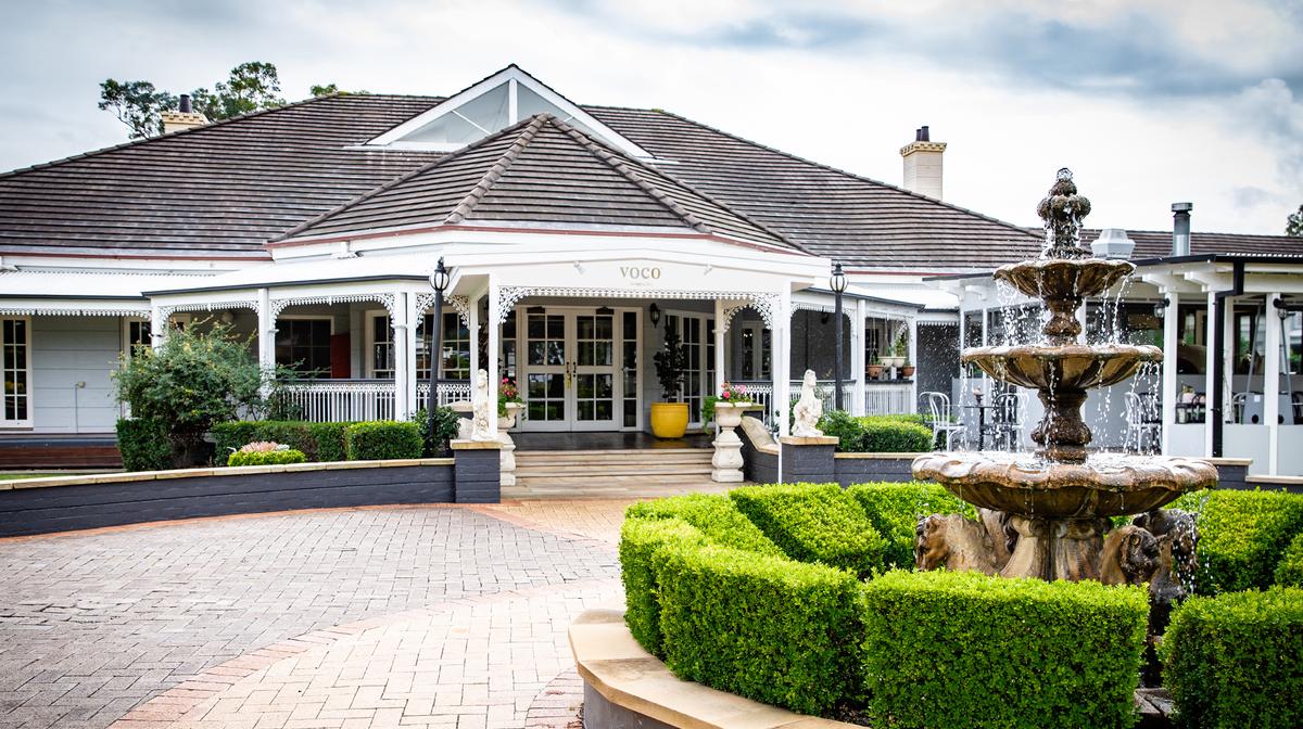 Elegant Hunter Valley Estate with Daily Breakfast, Nightly Cocktails & Local Wine Tastings
