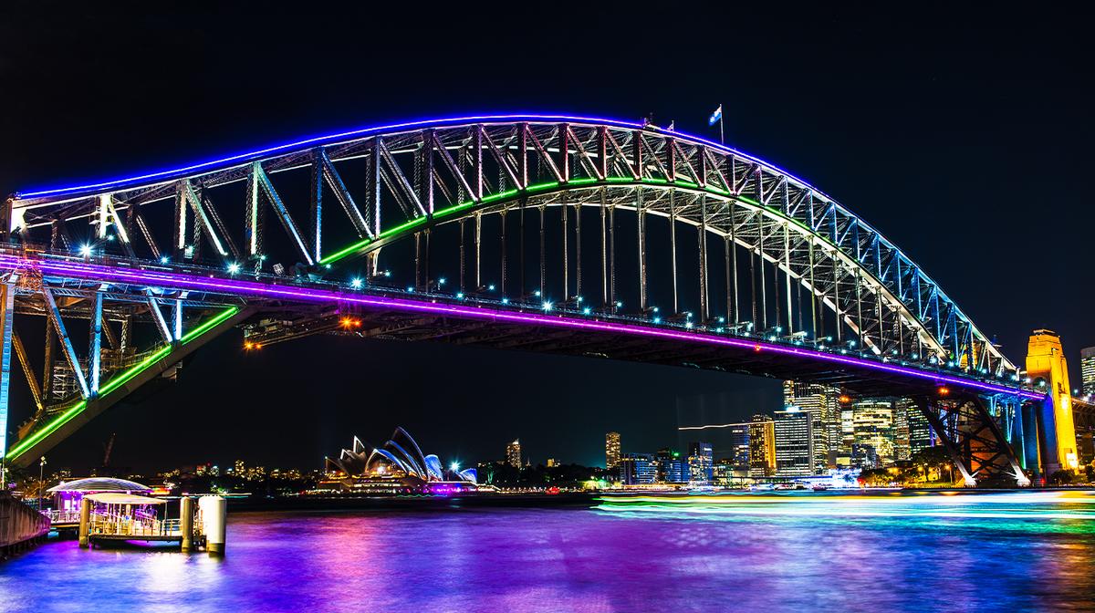 Sydney: Two-Hour Vivid Sydney Evening Harbour Cruise with Standing Buffet