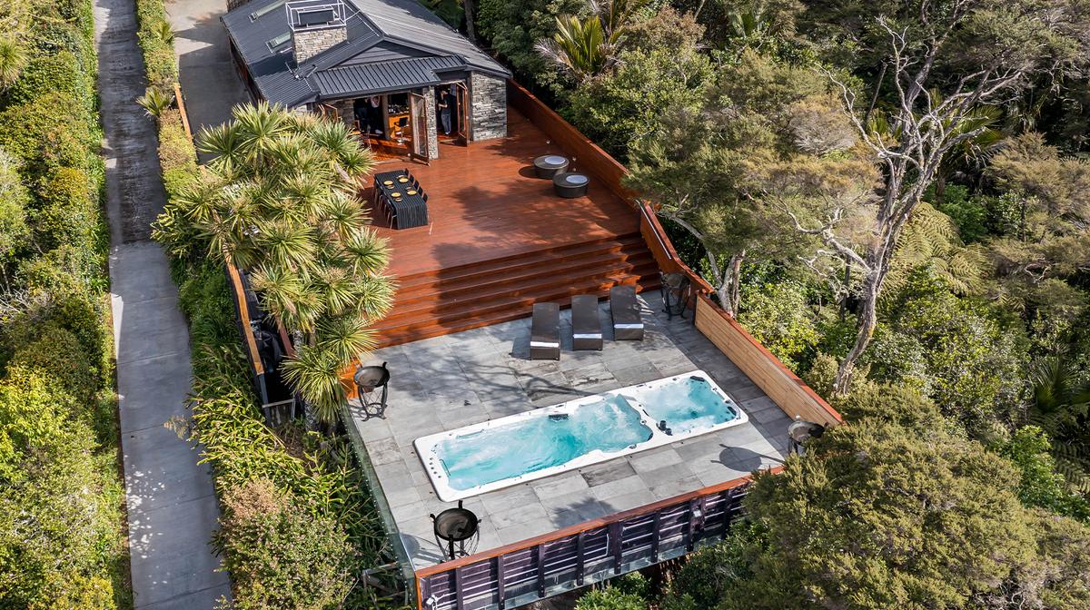 Luxury Auckland Bush Retreat with Outdoor Spa, Sauna & Private Chef