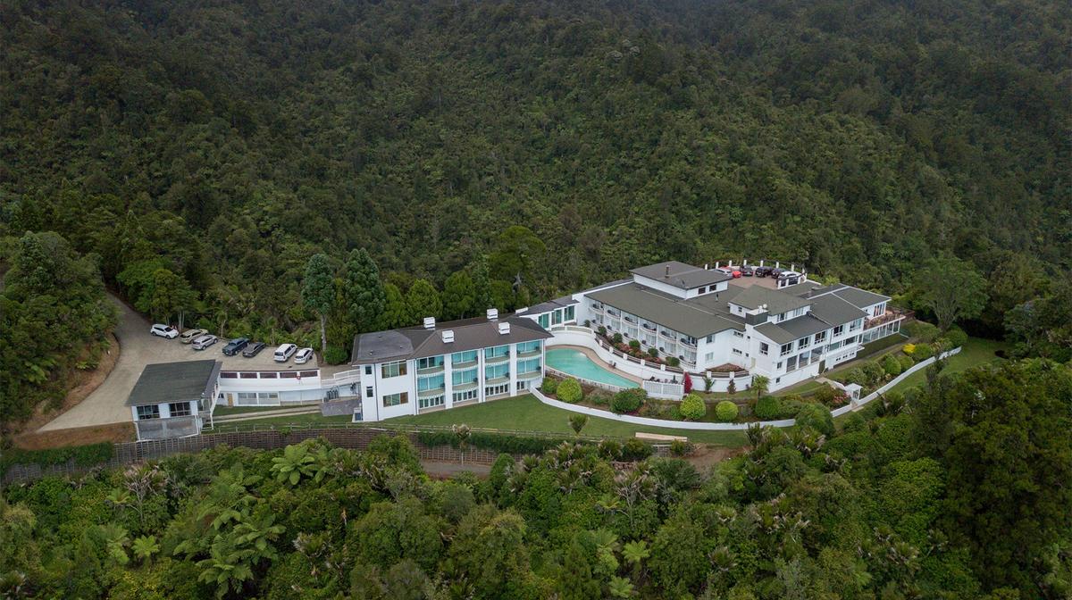 Tranquil Rainforest Retreat 30 Minutes from Auckland with Daily Breakfast, Nightly Drinks & Resort Credit