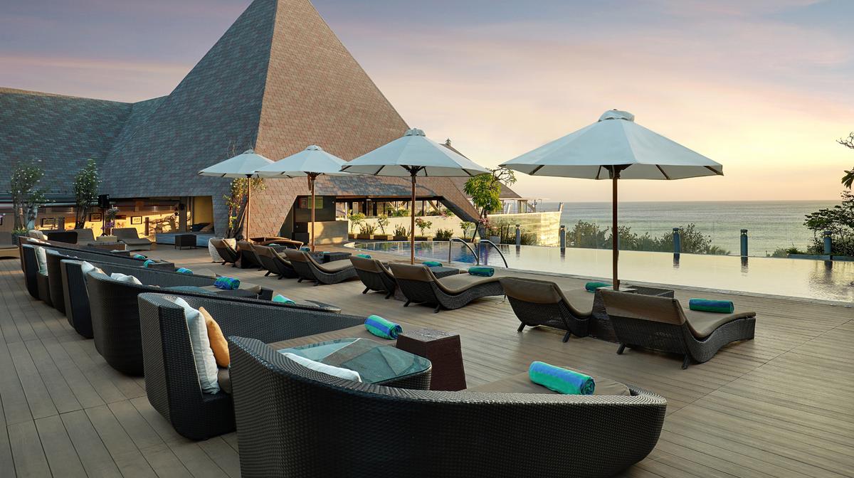 Kuta Beachfront Stay with Rooftop Pool, Daily Breakfast, Nightly Cocktail & Beach Club Entry