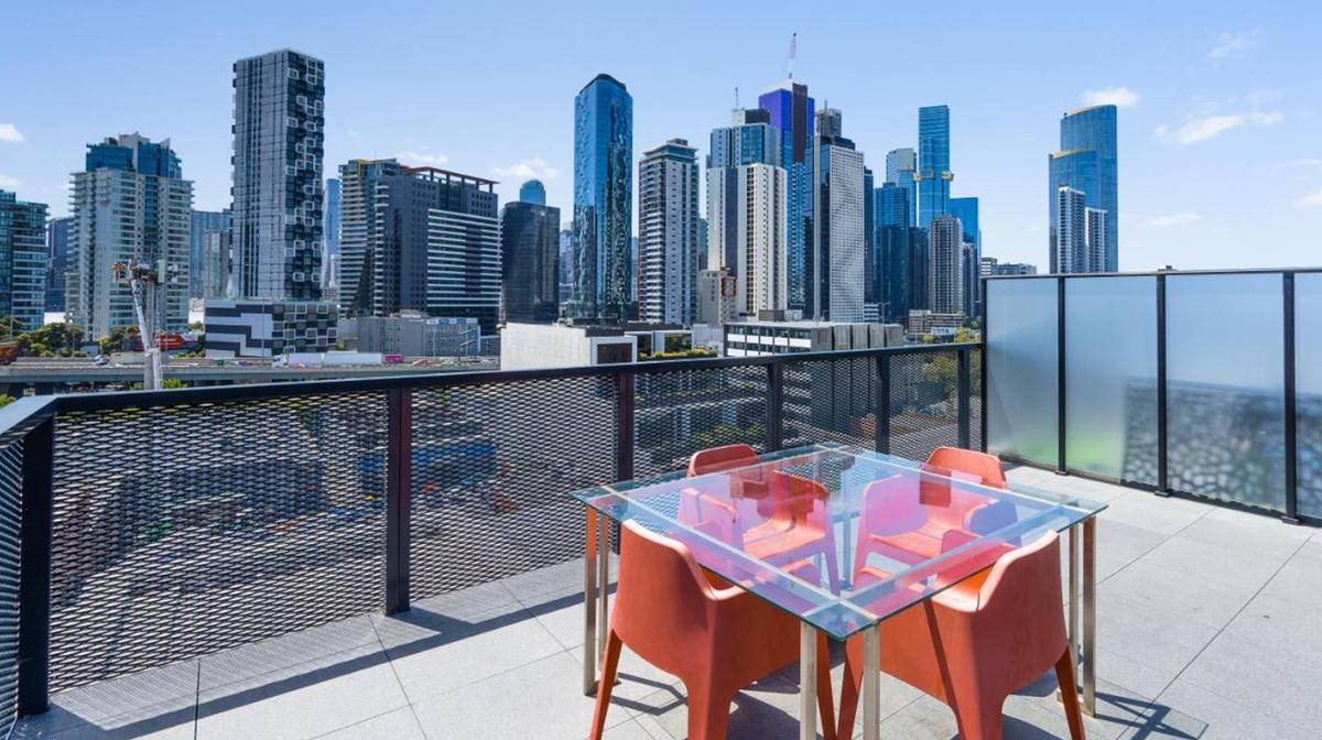 Panoramic Sky View Penthouse: Sky-High South Melbourne Retreat for up to Six Guests
