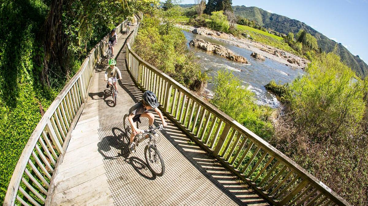 Wellington: Full-Day Self-Guided Hutt River Ebike Ride with Packed Lunch