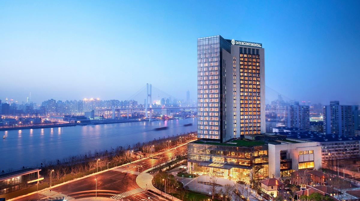 Shanghai Cosmopolitan Glamour with High-End Culinary Scene