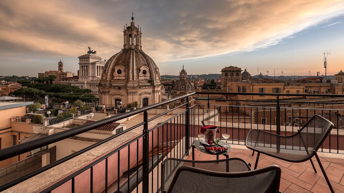 Charming Roman Forum Retreat with Rooftop Terrace, Daily Breakfast & Daily Prosecco