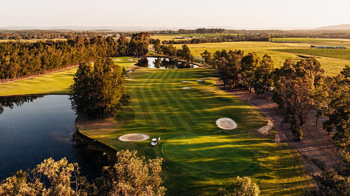 Hunter Valley: Enjoy a 18-Hole Golf Game for Two at the Hunter Valley Golf Course with Shared Cart & Beers