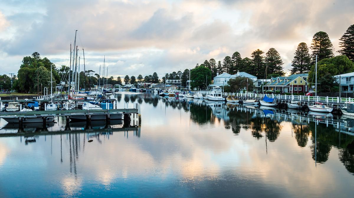 Romantic Port Fairy Heritage-Listed Hideaway with Daily Breakfast