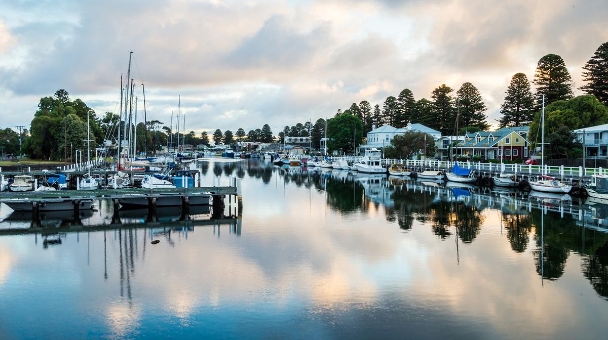 Romantic Port Fairy Heritage-Listed Hideaway with Daily Breakfast