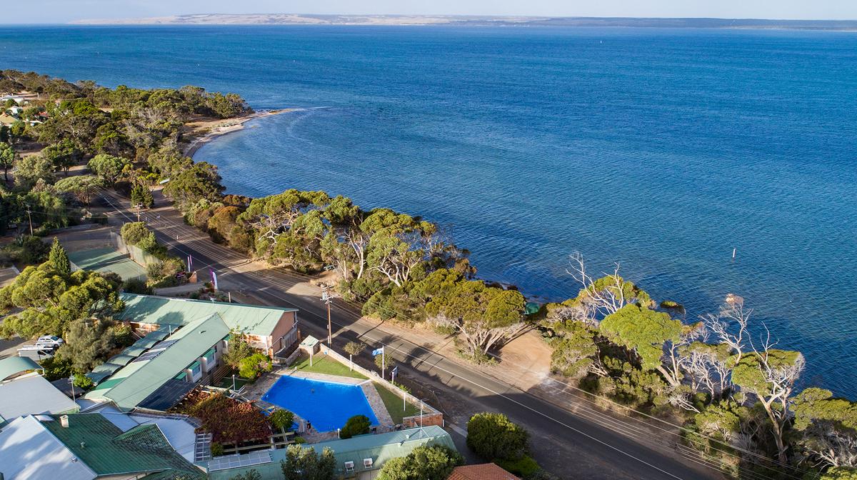 Tranquil Kangaroo Island Waterfront Escape with Daily Breakfast