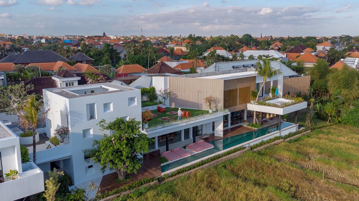 Spacious Canggu Five-Bedroom Private Villa Bliss with 38-Metre Pool & Swim-Up Bar