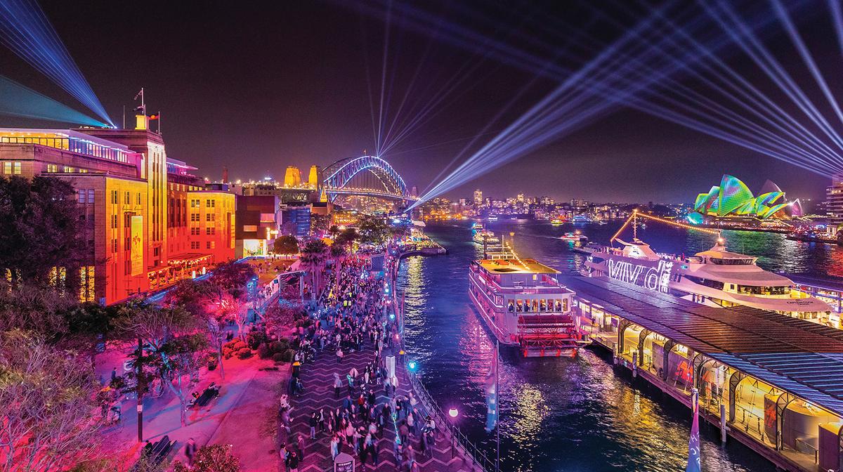 Sydney: Two-Hour Evening Vivid Sydney Cruise with Standing Buffet in Sydney Harbour