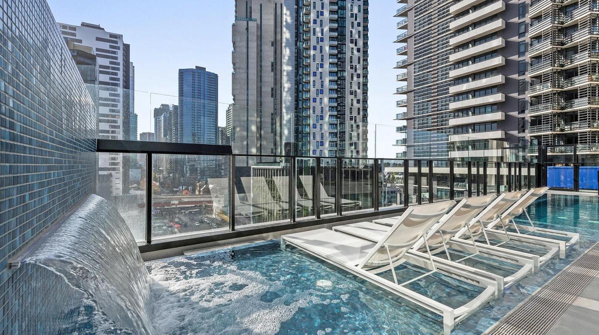 Elegant Apartments in the Heart of Southbank with Rooftop Pool & Daily Breakfast