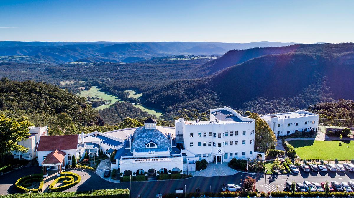 Historic Blue Mountains Escape overlooking the Megalong Valley with Fine Dining