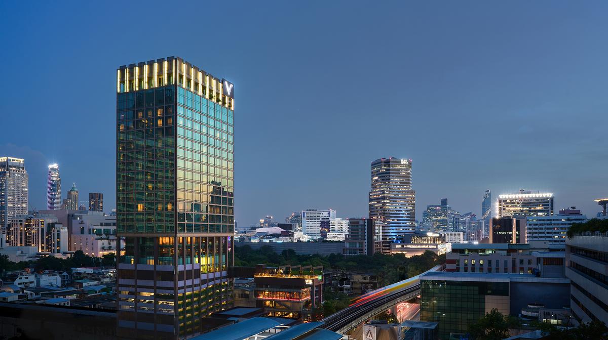 Central Bangkok Oasis with Daily Breakfast, Nightly Cocktails, Club Lounge Access & Rooftop Infinity Pool