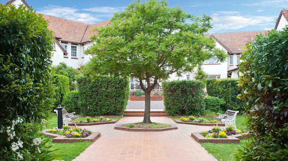 Heritage-Listed Canberra Inner North Escape near War Memorial with Daily Breakfast