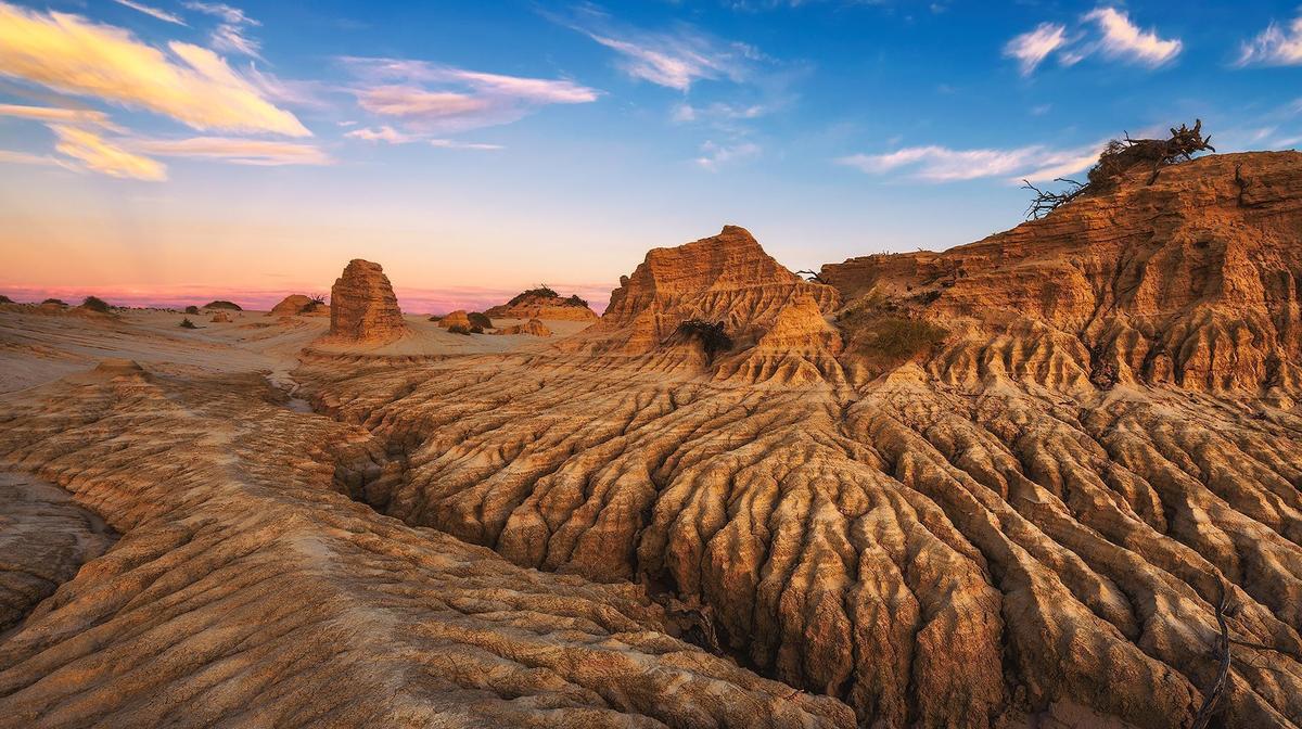 Australian Outback 2024 Small-Group Tour with Scenic Lake Mungo Flight, Murray River Paddle Steamer & Griffith Wine Tasting