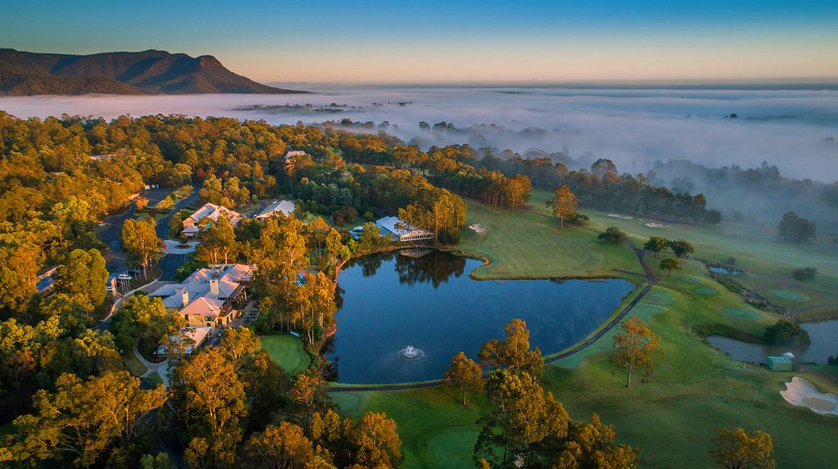 Elegant Hunter Valley Lakeside Villa Retreat with Daily Breakfast & Wine Tasting